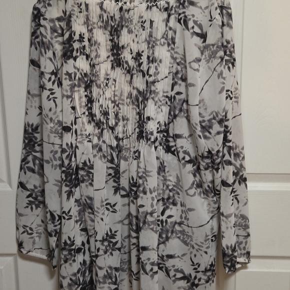Elegant Floral Women's Blouse - Gray and White - Picture 6 of 8